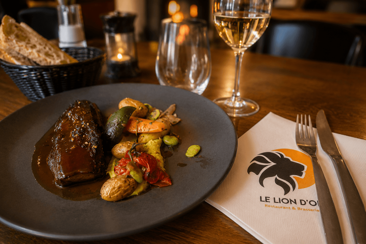 Salle du restaurant Le Lion d'Or à Elven